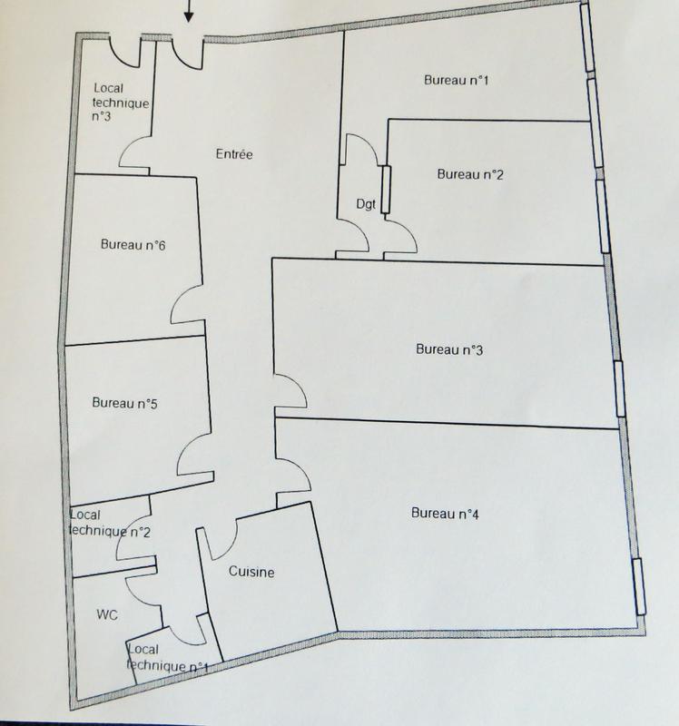 Local commercial - 150 m² - 8 pièces