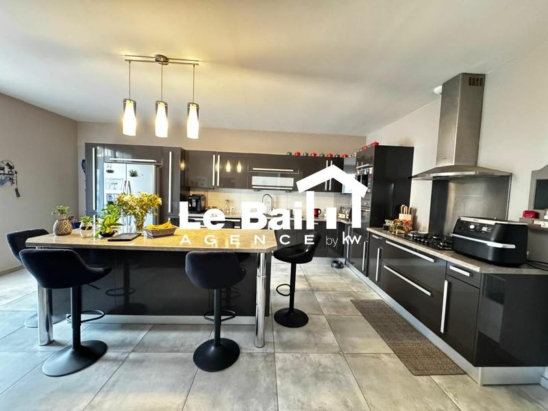 Maison - 280 m² - 9 pièces