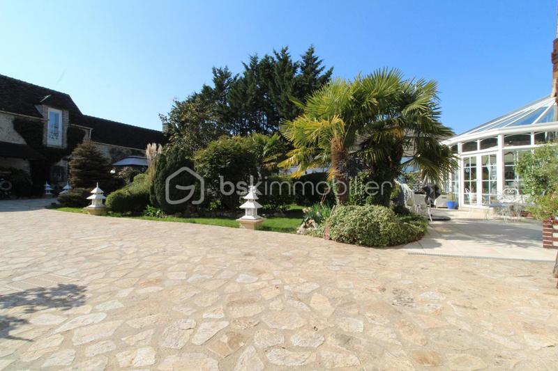 Propriété - 1 100 m² - 18 pièces