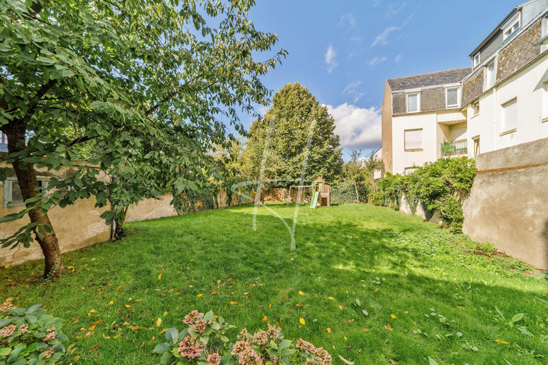 Maison - 220 m² - 9 pièces