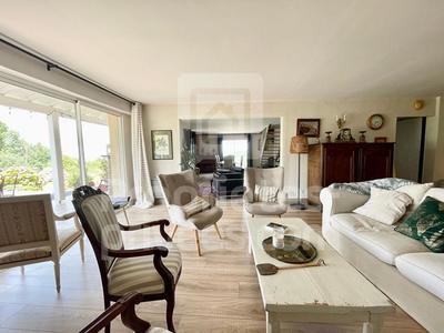 Maison - 210 m² - 7 pièces