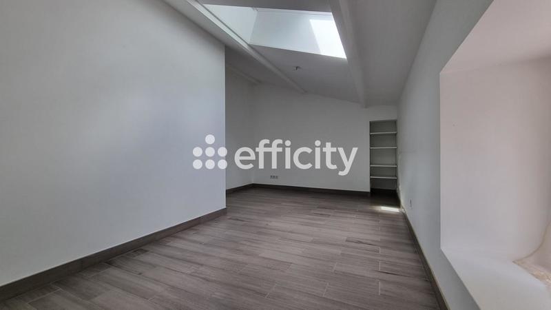 Maison - 235 m² - 8 pièces