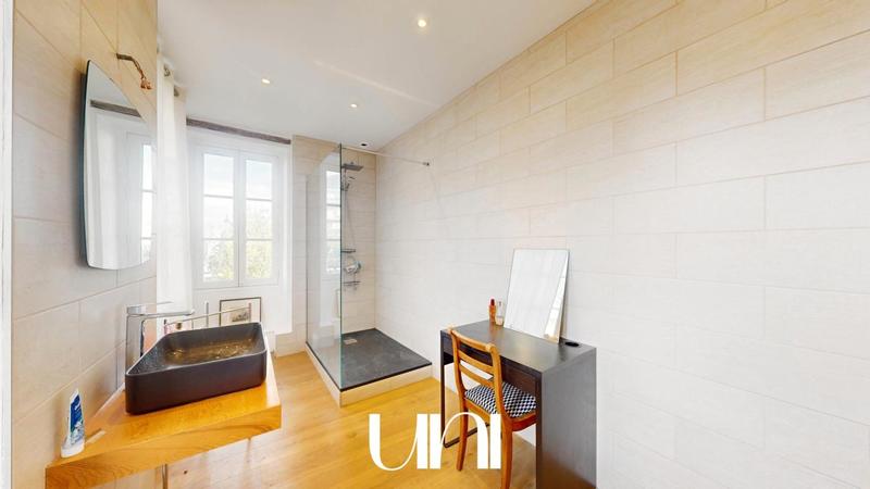 Maison - 218 m² - 8 pièces