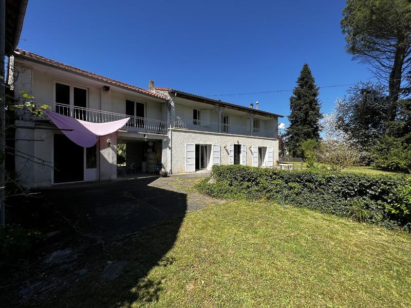 Maison - 303 m² - 11 pièces