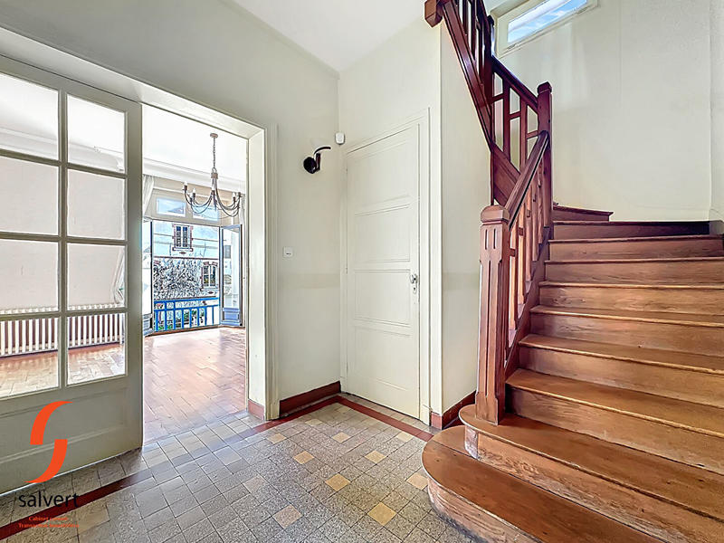 Maison - 220 m² - 10 pièces