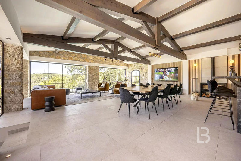 Maison - 300 m² - 7 pièces