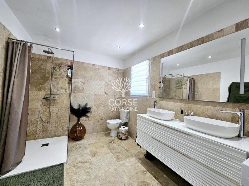 Propriété - 240 m² - 10 pièces