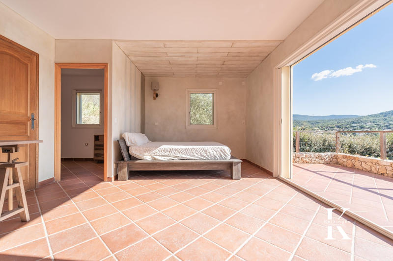 Villa - 256 m² - 6 pièces