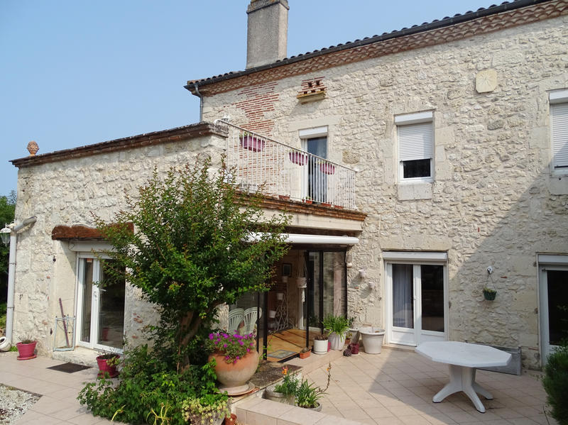 Maison - 240 m² - 8 pièces