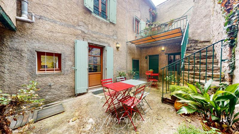 Maison - 216 m² - 10 pièces