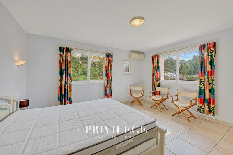 Villa - 240 m² - 8 pièces