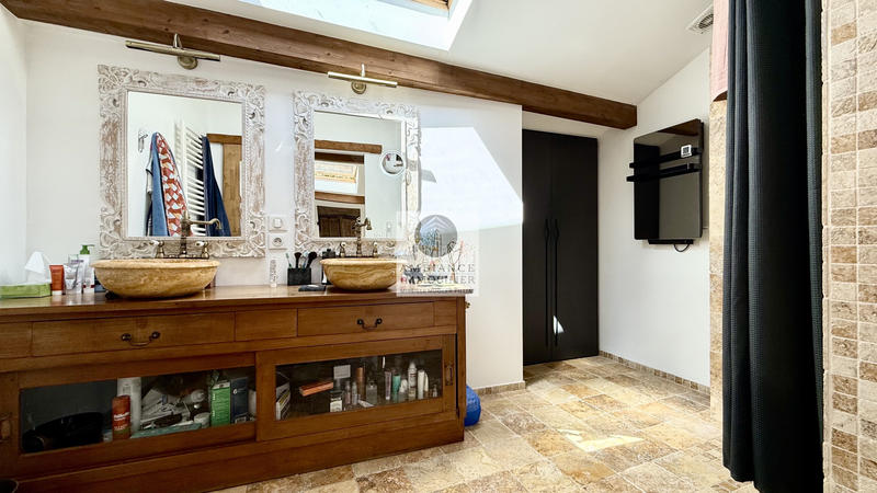 Maison - 280 m² - 9 pièces