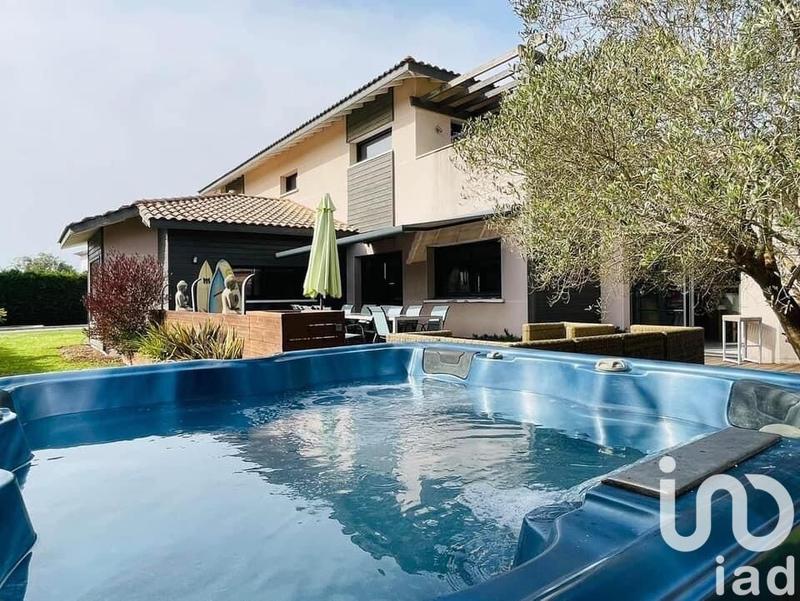 Maison - 400 m² - 12 pièces