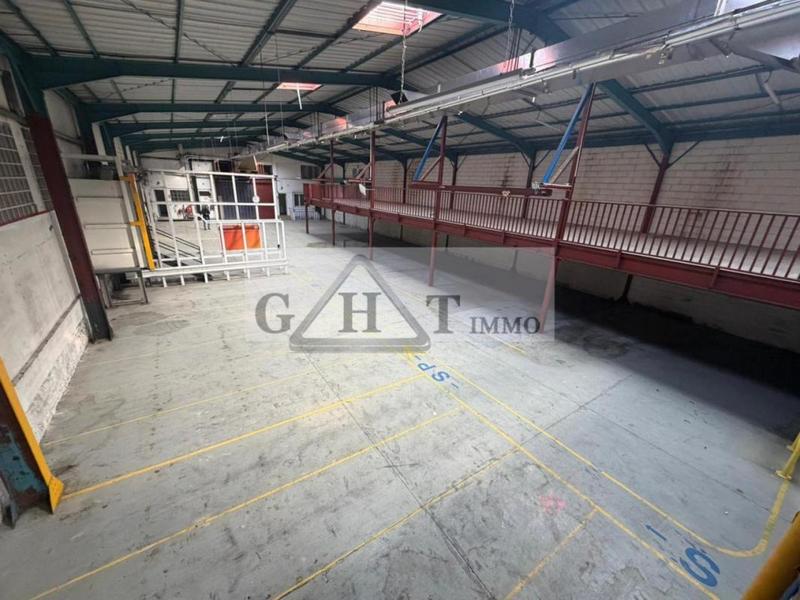 Entrepôt - 1 300 m²
