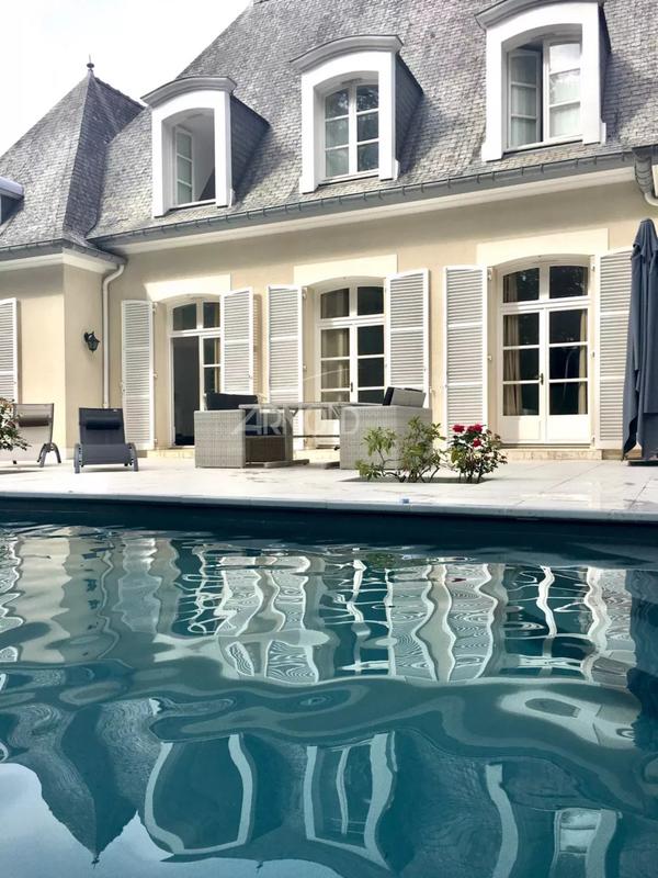 Maison - 243 m² - 8 pièces