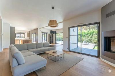 Maison - 180 m² - 7 pièces