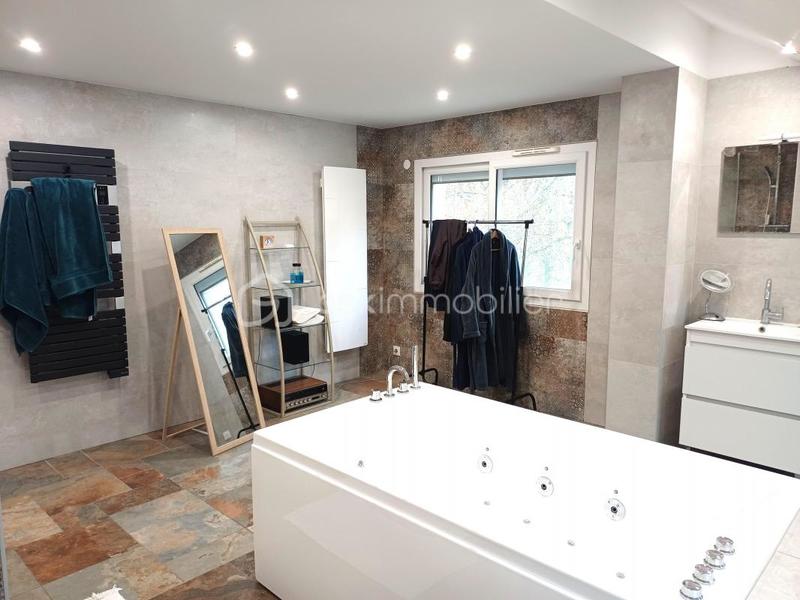 Maison - 243 m² - 8 pièces