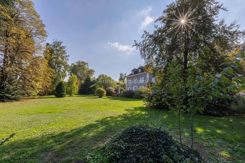 Maison - 241 m² - 10 pièces