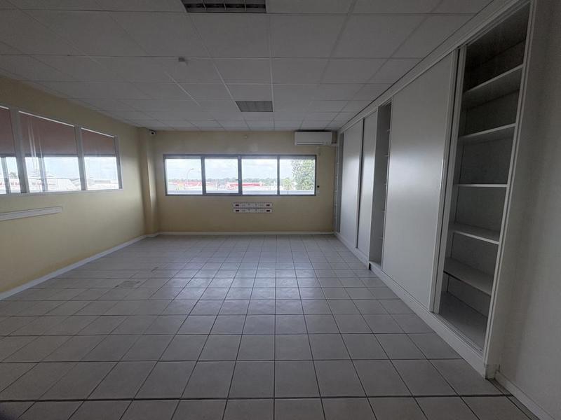 Local commercial - 111 m² - 4 pièces