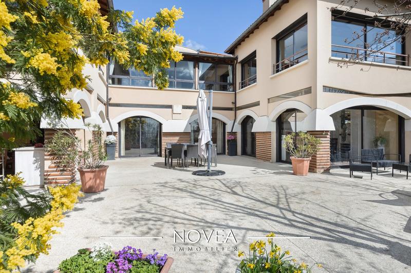 Maison - 242 m² - 10 pièces