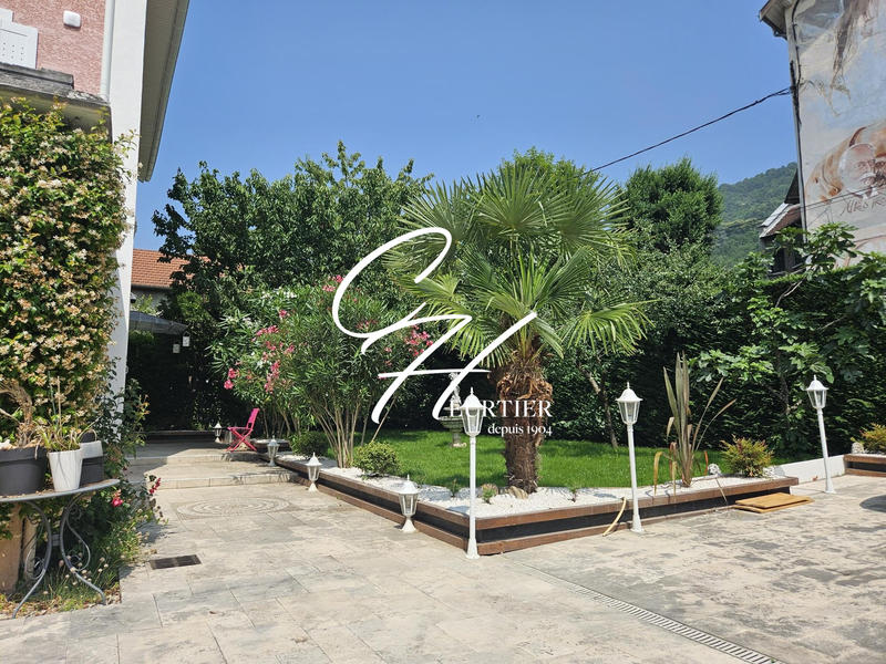 Maison - 224 m² - 9 pièces