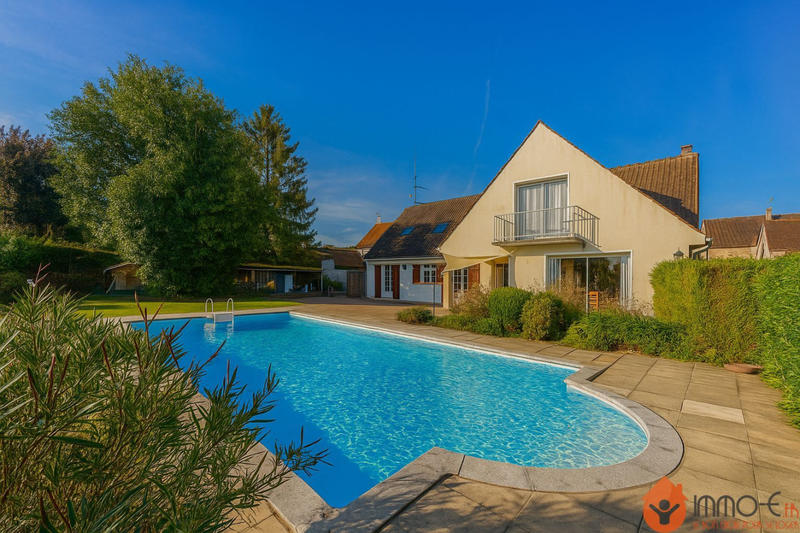 Maison - 230 m² - 8 pièces