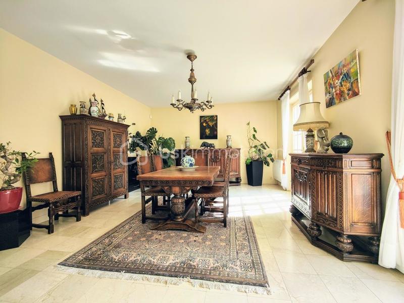 Propriété - 234 m² - 11 pièces