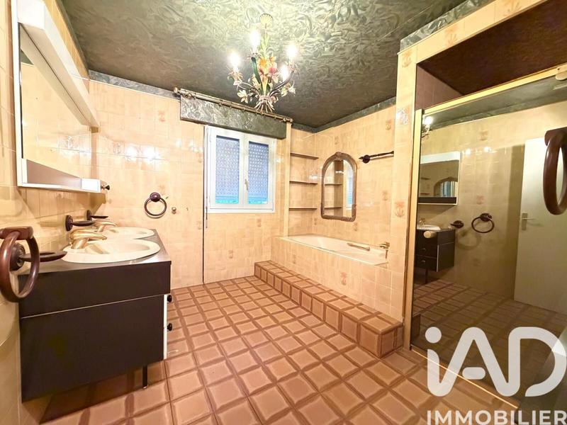 Maison - 222 m² - 7 pièces