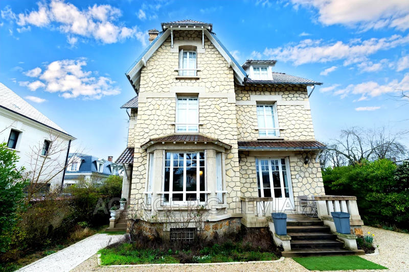 Maison - 230 m² - 11 pièces