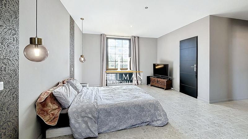 Maison - 600 m² - 10 pièces