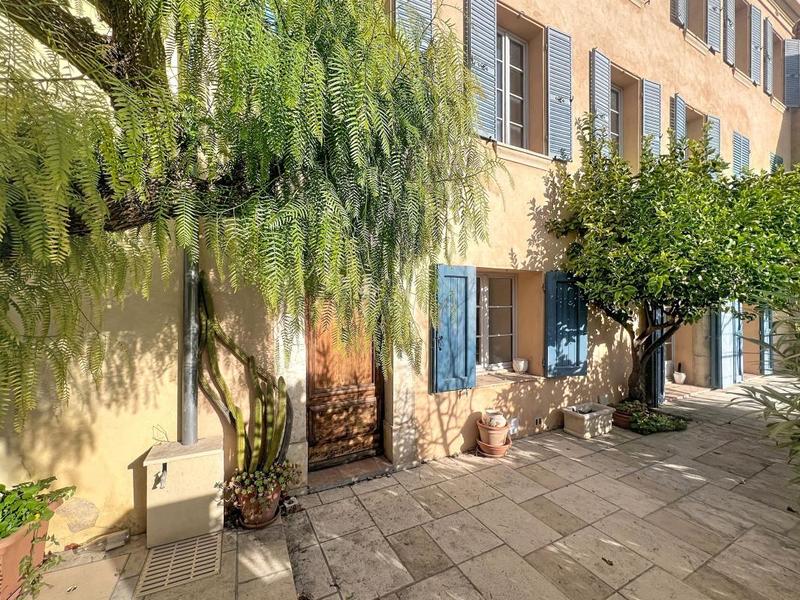 Maison - 360 m² - 8 pièces