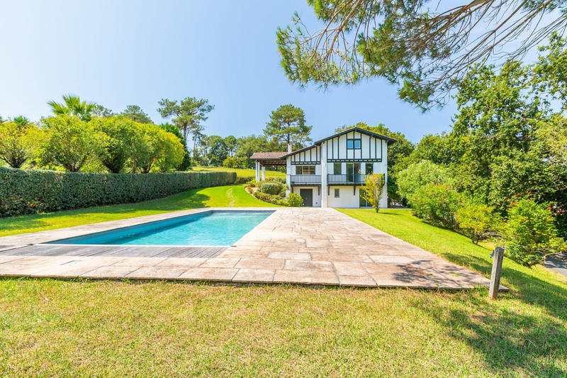 Maison - 329 m² - 8 pièces