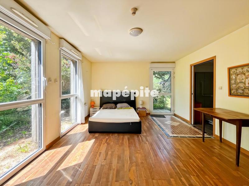 Maison - 1 275 m² - 19 pièces