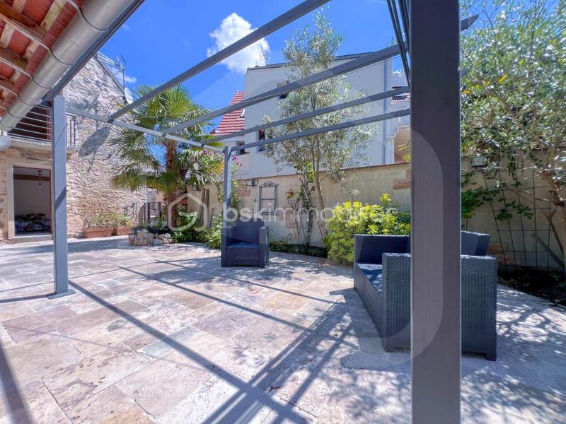 Maison - 280 m² - 8 pièces