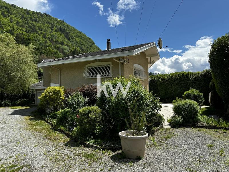 Maison - 440 m² - 6 pièces