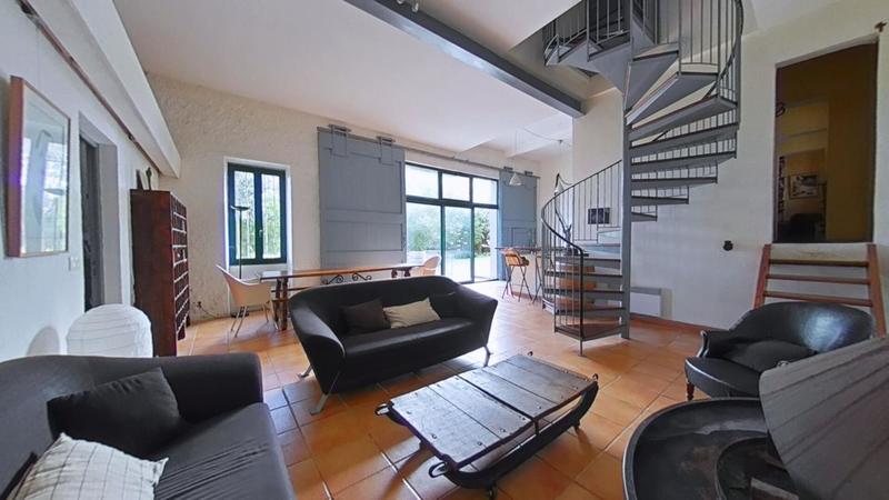 Maison - 402 m² - 16 pièces