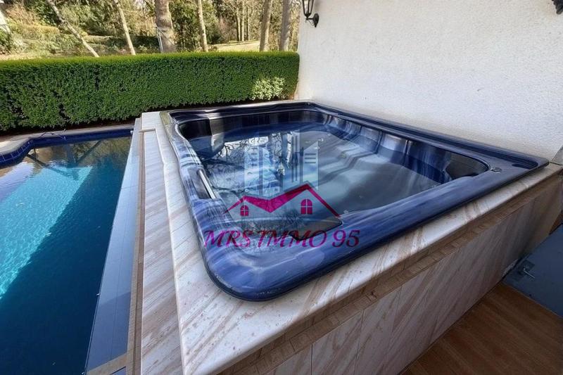 Propriété - 389 m² - 8 pièces