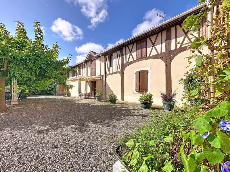 Maison - 460 m² - 14 pièces