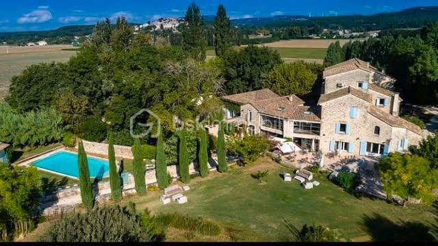 Moulin - 1 500 m² - 28 pièces