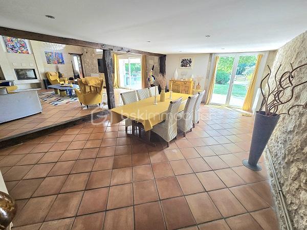 Demeure - 379 m² - 10 pièces