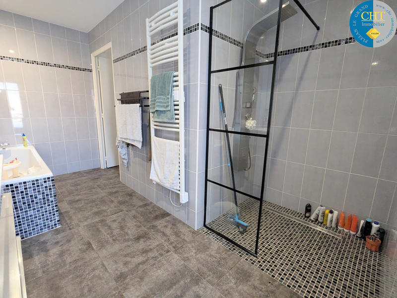 Maison - 230 m² - 6 pièces