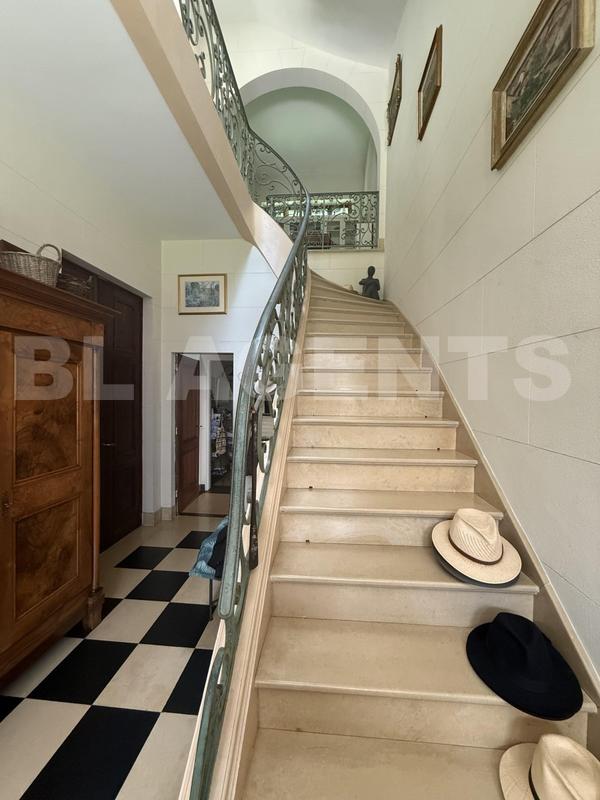 Demeure - 268 m² - 9 pièces