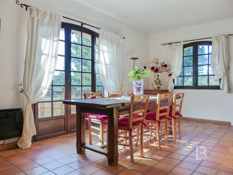 Maison - 222 m² - 8 pièces