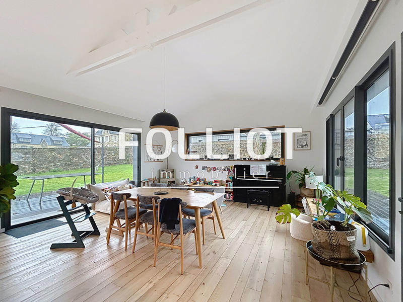 Maison - 240 m² - 8 pièces