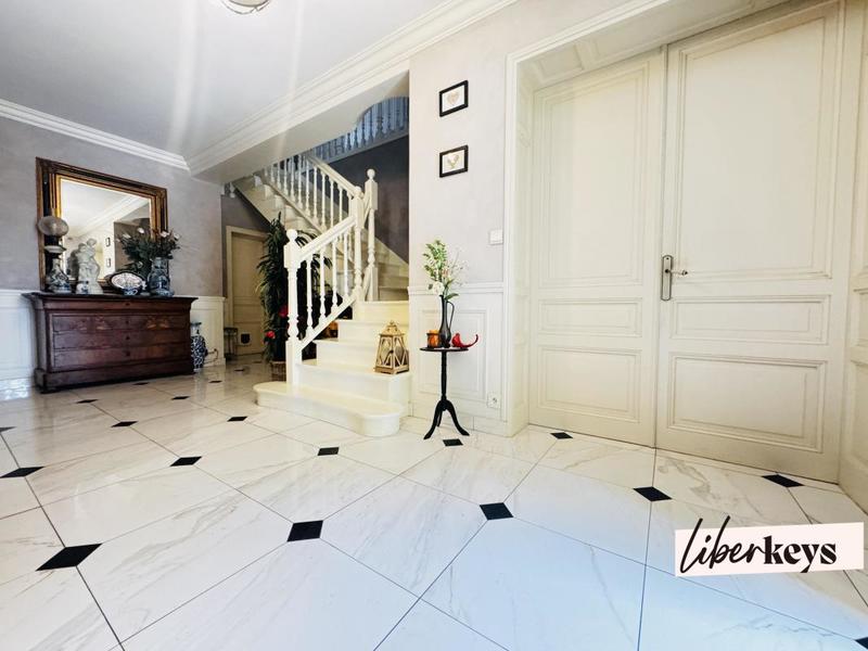 Maison - 227 m² - 8 pièces