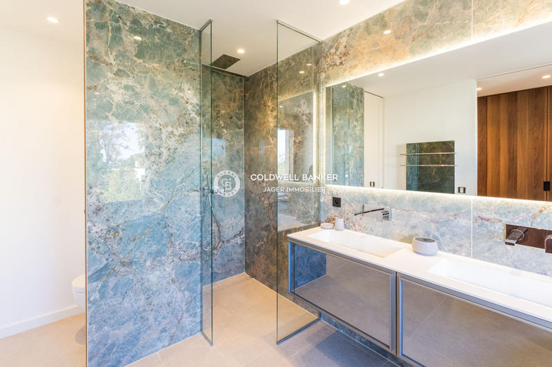 Villa - 300 m² - 6 pièces