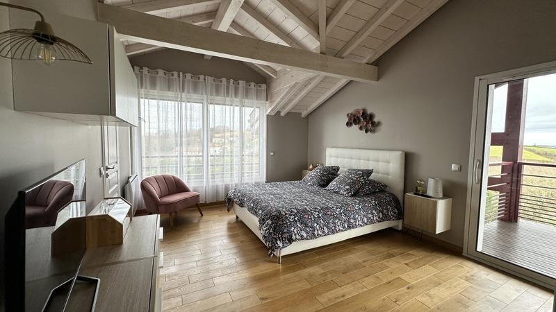 Maison - 220 m² - 7 pièces