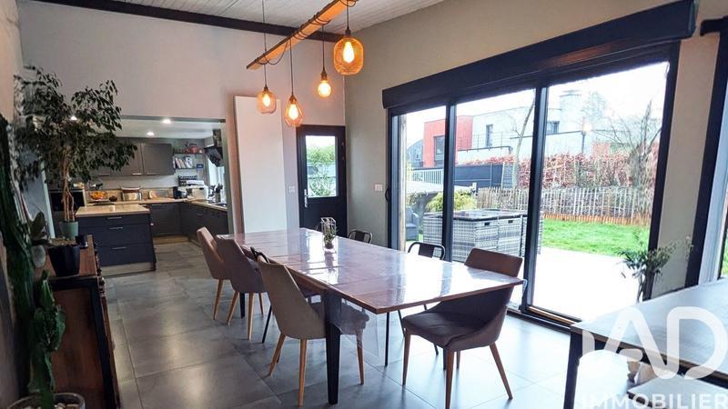 Maison - 180 m² - 9 pièces