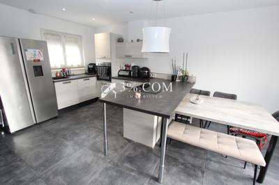 Maison - 93 m² - 5 pièces