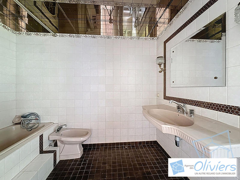 Maison - 221 m² - 9 pièces